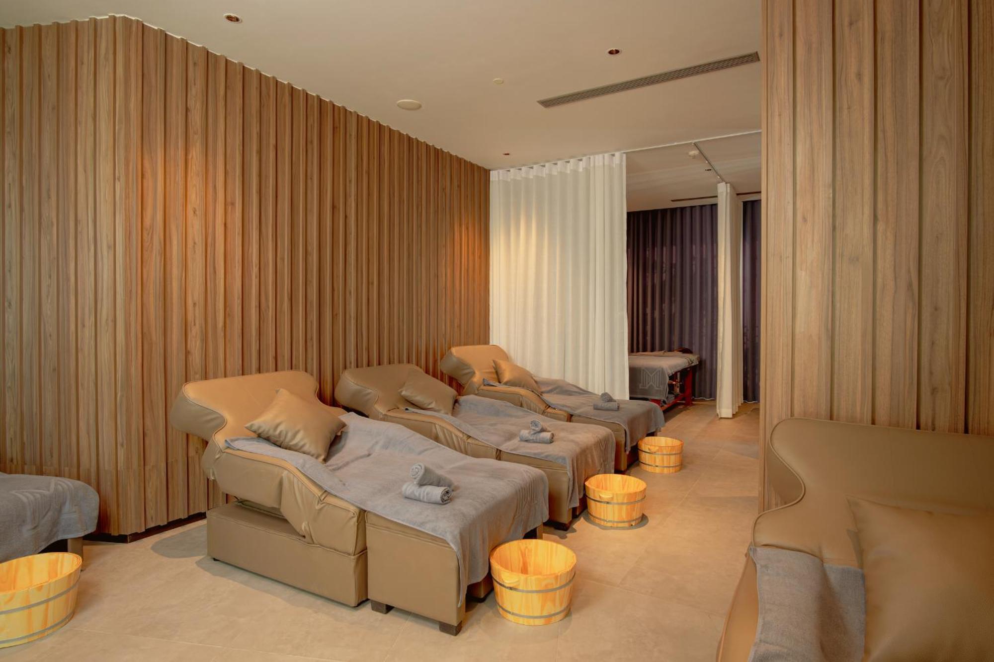 M Hotel Danang Exteriör bild A foot reflexology room at a spa