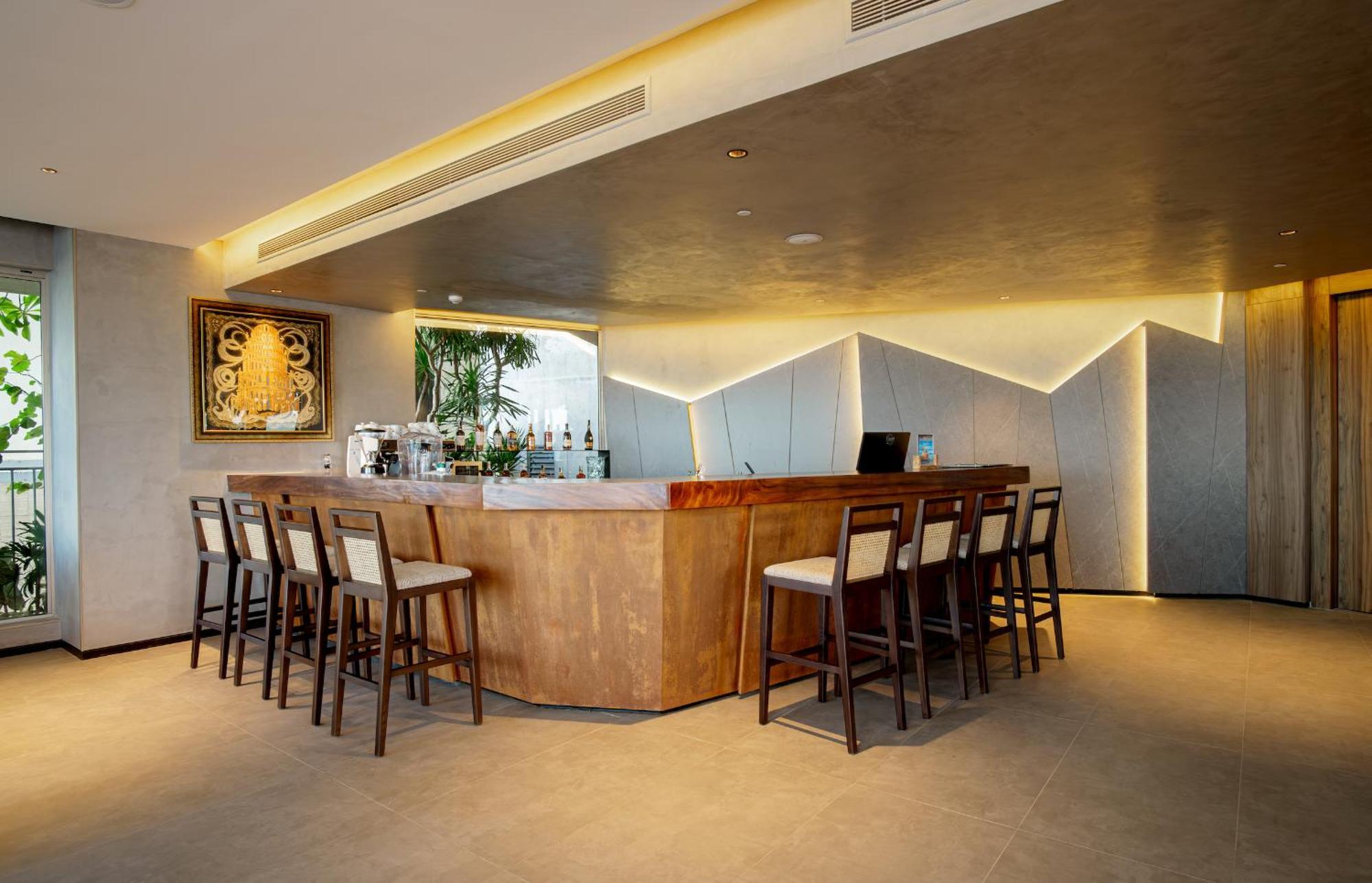 M Hotel Danang Exteriör bild The bar at the Royal Orchid Lounge