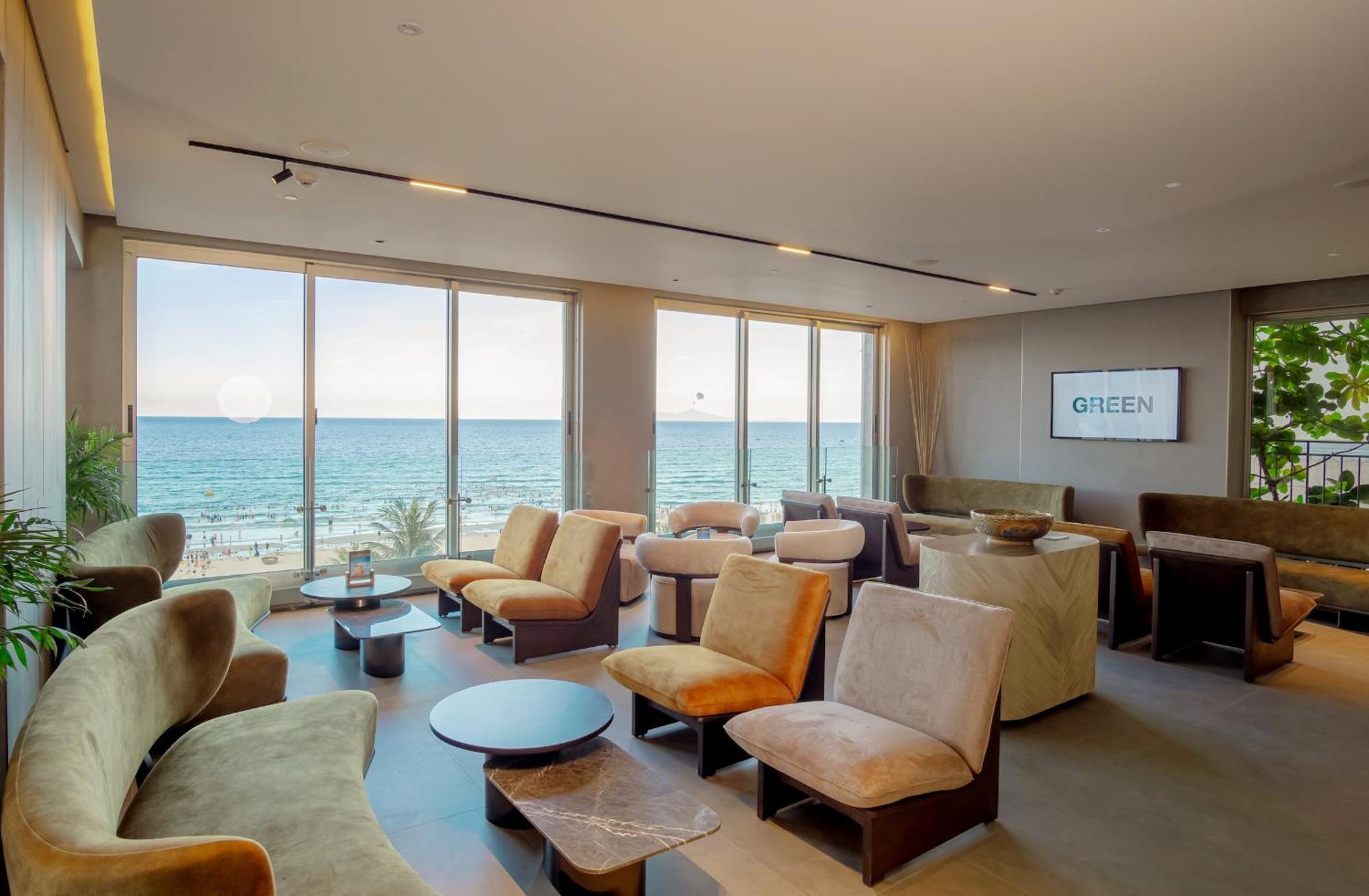 M Hotel Danang Exteriör bild Club Lounge at Tel Aviv airport