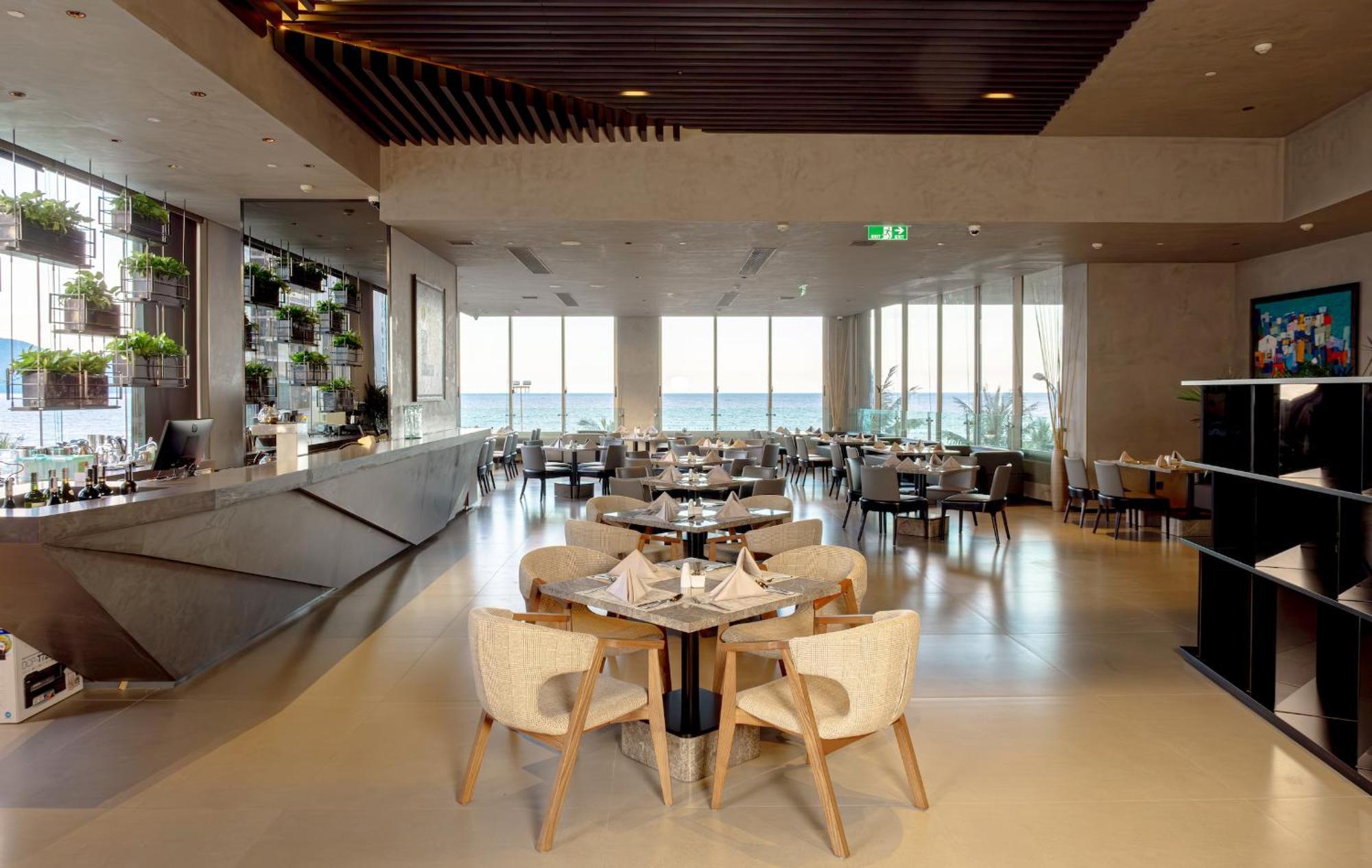 M Hotel Danang Exteriör bild The restaurant