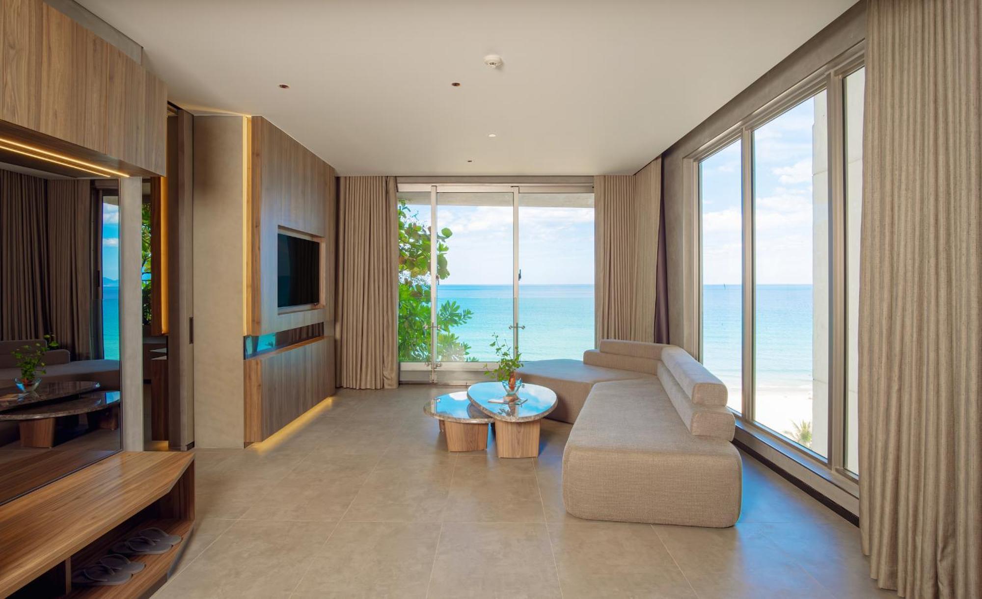 M Hotel Danang Exteriör bild Living room of a suite at the hotel