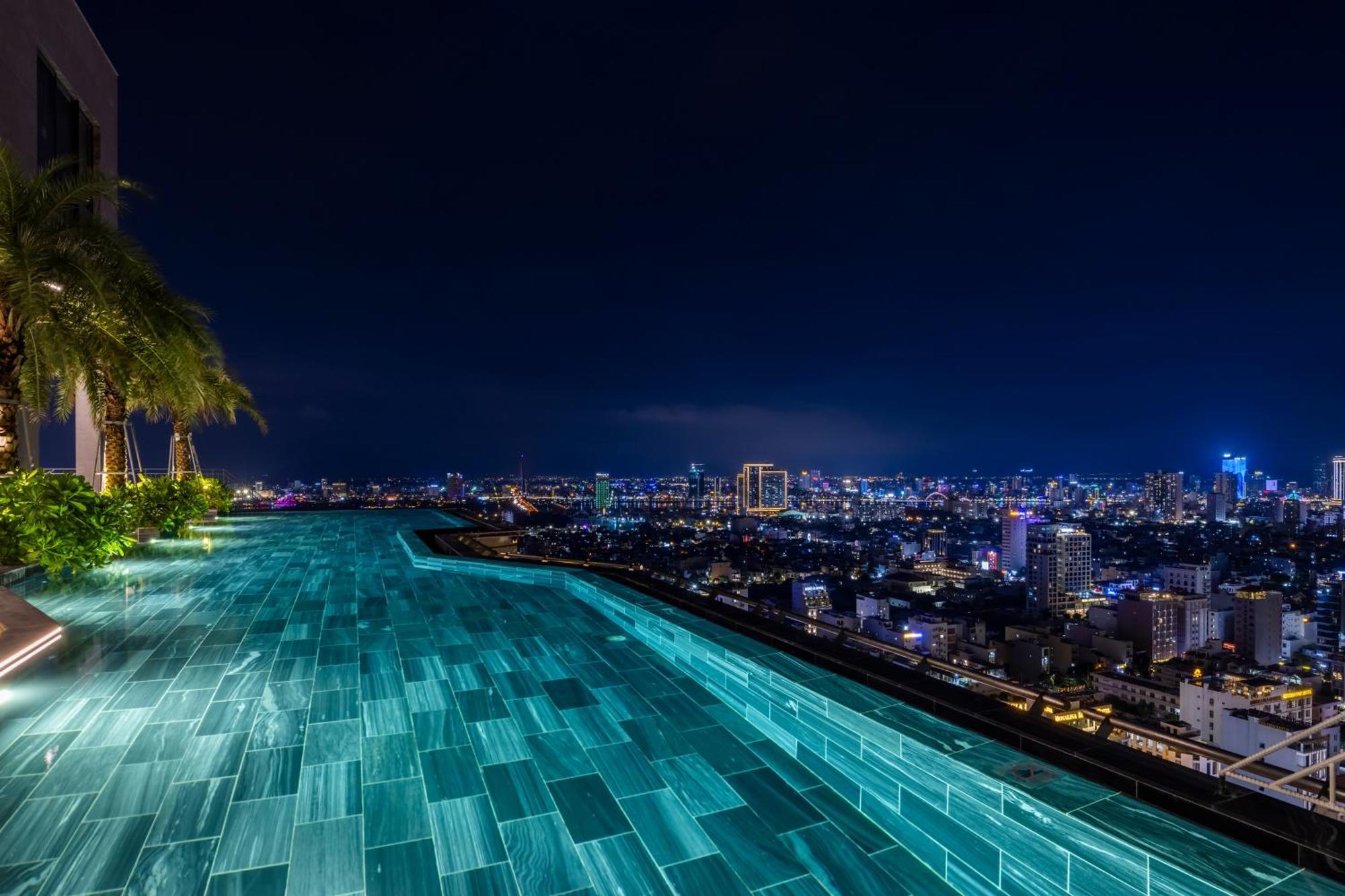 M Hotel Danang Exteriör bild Infinity pool at the 33rd floor of the hotel
