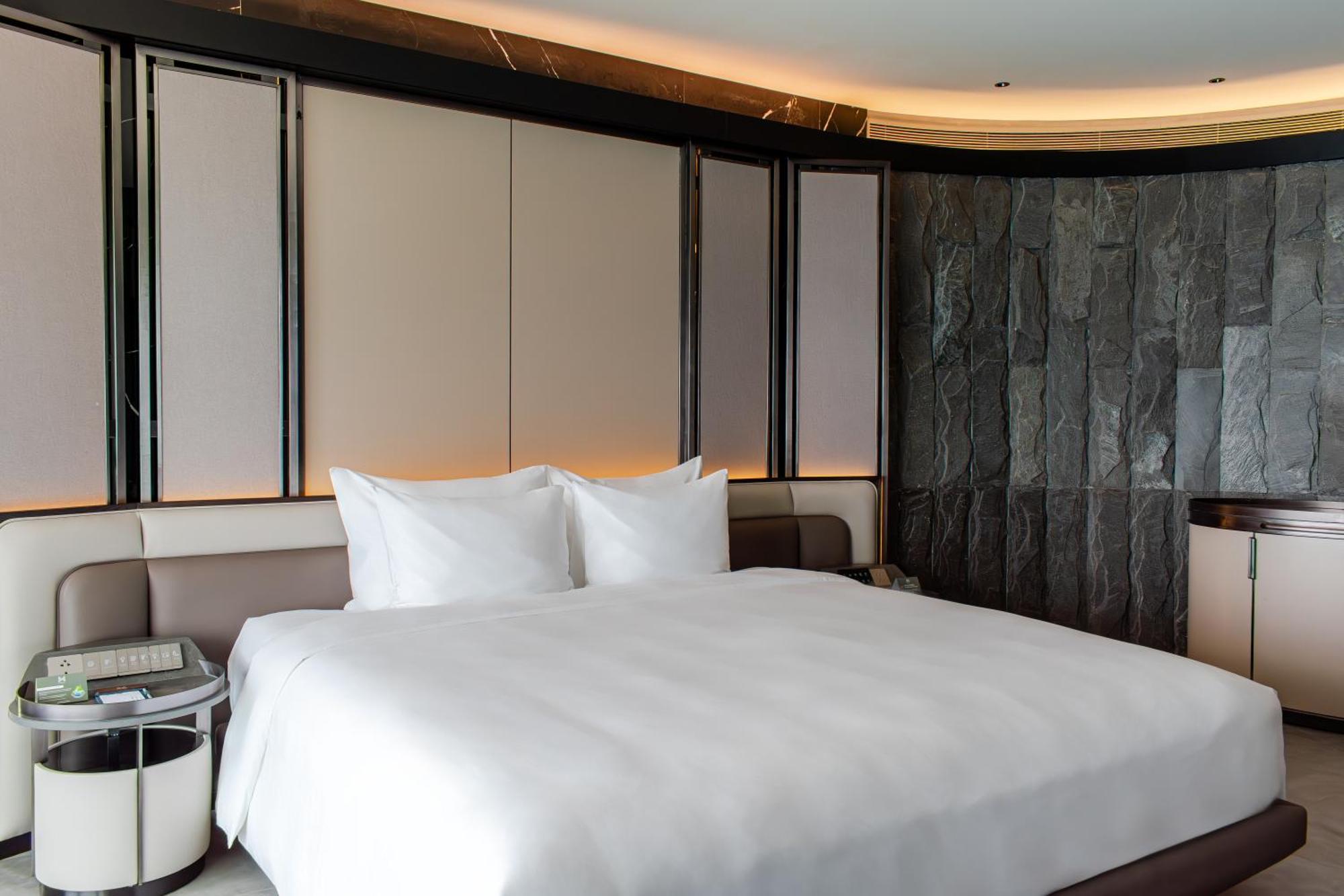 M Hotel Danang Exteriör bild A bedroom at the hotel